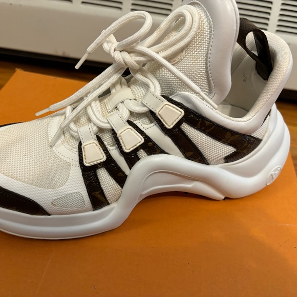 Lightly Used Louis Vuitton' Patent Monogram canvas Size 39 1/2 - Picture 3 of 6